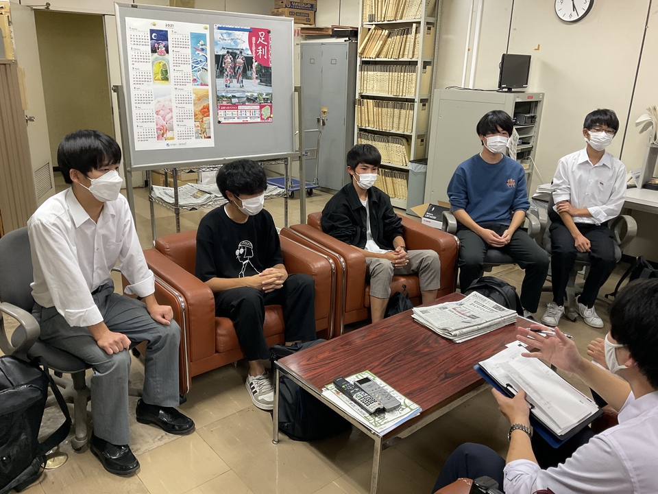 新聞記者さん取材対応中の5人